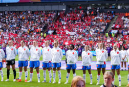 De OranjeLeeuwinnen voorafgaand aan het duel met Zwitserland