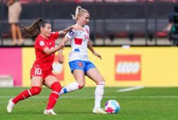 Jackie Groenen in de wedstrijd tegen Zwitserland