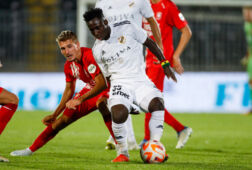 Samuel Owusu in duel met Michal Sadilek