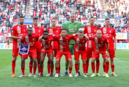 Het elftal van FC Twente voor het duel met Fiorentina