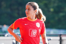 Daniëlle van de Donk op een training van de OranjeLeeuwinnen