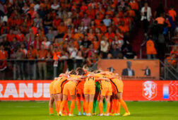 De OranjeLeeuwinnen voorafgaand aan het duel met IJsland