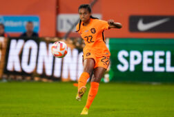 Esmee Brugts scoort de 1-0 tegen IJsland