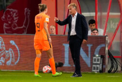 Andries Jonker geeft aanwijzigingen aan Vivianne Miedema