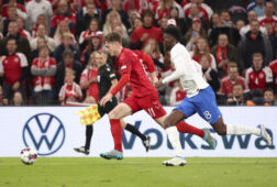 Andreas Skov Olsen in het duel met Frankrijk