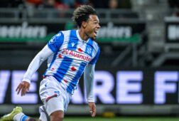 Milan van Ewijk juicht na zijn goal tegen Excelsior