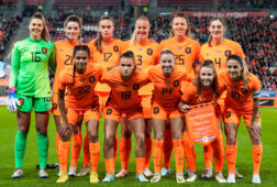 De OranjeLeeuwinnen voorafgaand aan de wedstrijd tegen Costa Rica