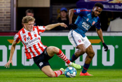 Sven Mijnans in duel met Virgil Misidjan