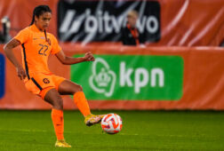 Esmee Brugts in actie namens de OranjeLeeuwinnen