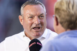 Ron Jans voor de camera van ESPN