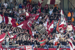 Supporters van FC Twente vieren feest in het uitvak bij NEC