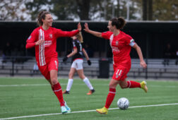 Fenna Kalma en Renate Jansen juichen na een goal tegen Excelsior