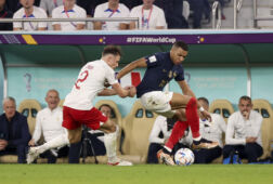 Matty Cash kan Kylian Mbappé niet afstoppen