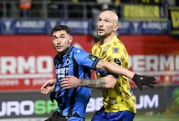 Roman Yaremchuk in gevecht met Toni Leistner