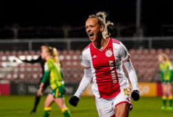 Tiny Hoekstra juicht na een goal tegen ADO Den Haag