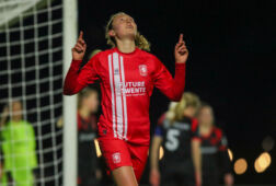 Fenna Kalma juicht na een doelpunt voor FC Twente