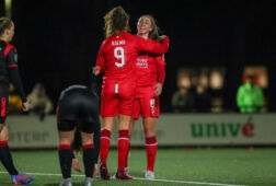 Fenna Kalma viert een goal