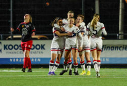 VV Alkmaar juicht na een goal tegen Excelsior