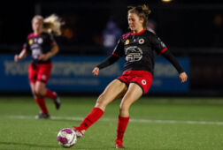 Lotje de Keijzer in het shirt van Excelsior