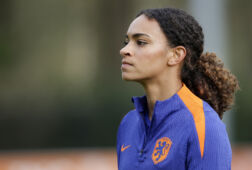 Nina Nijstad op de training van de OranjeLeeuwinnen