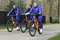 Romée Leuchter, Chasity Grant en Victoria Pelova onderweg naar de training van Oranje