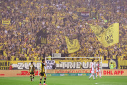 De fans van Vitesse bij het duel met Ajax