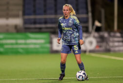 Inessa Kaagman in het shirt van Ajax