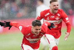 Manfred Ugalde juicht na een treffer voor Spartak Moskou