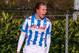 Evi Maatman juicht na haar goal voor SC Heerenveen