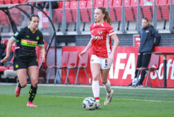 Camie Mol (AZ) in het duel met PSV