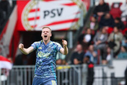 Davy Klaassen juicht na de 1-0 tegen PSV