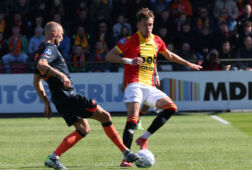 Mike van der Hoorn in actie tegen Go Ahead Eagles