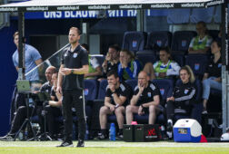 Jim Brinkhof langs de lijn bij PEC Zwolle