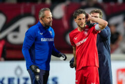 Ricky van Wolfswinkel voelt aan zijn hoofd