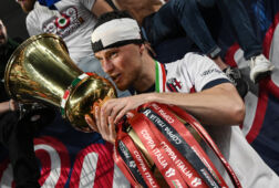 Sam Beukema met de Coppa Italia