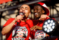 Sergiño Dest en Isaac Babadi op de huldiging van PSV