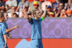 Vivianne Miedema juicht na haar honderdste goal in Oranje