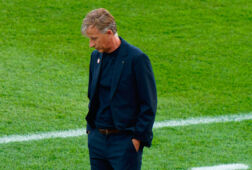 Andries Jonker kijkt naar de grond