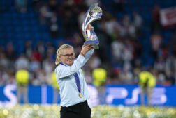 Sarina Wiegman met de EK-trofee