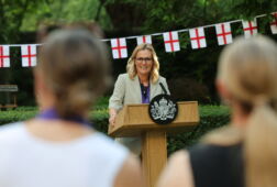 Sarina Wiegman tijdens een bezoek aan 10 Downing Street