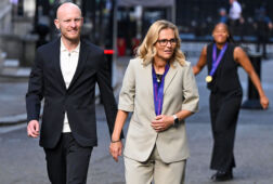 Sarina Wiegman en Arjan Veurink arriveren bij 10 Downing Street