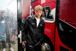 Sven Mijnans bij de spelersbus van AZ