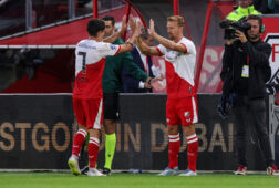 Dani de Wit komt in het veld voor Victor Jensen