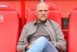 Joseph Oosting op de bank bij FC Twente