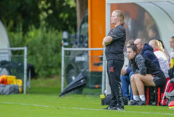Corina Dekker langs de lijn bij FC Twente