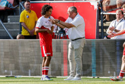 Ron Jans praat met Gjivai Zechiël