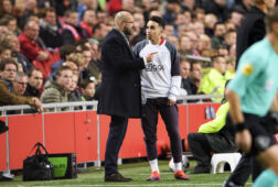 Abdelhak Nouri luistert naar de aanwijzigingen van Peter Bosz