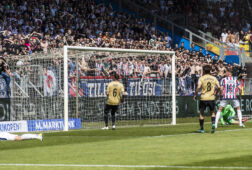Adam Maher kijkt een goal van Willem II na