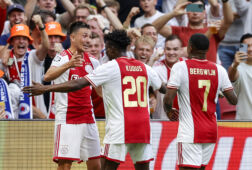 Ajacieden vieren de goal van Steven Berghuis