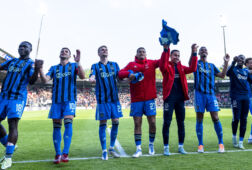 Ajacieden vieren feest na de benauwde zege op NEC